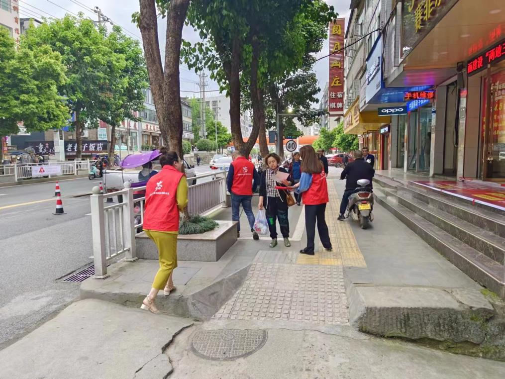 巴中市秦巴農(nóng)業(yè)融資擔(dān)保股份有限公司開展“創(chuàng)建文明城市，傳遞文明理念”主題創(chuàng)文宣傳活動