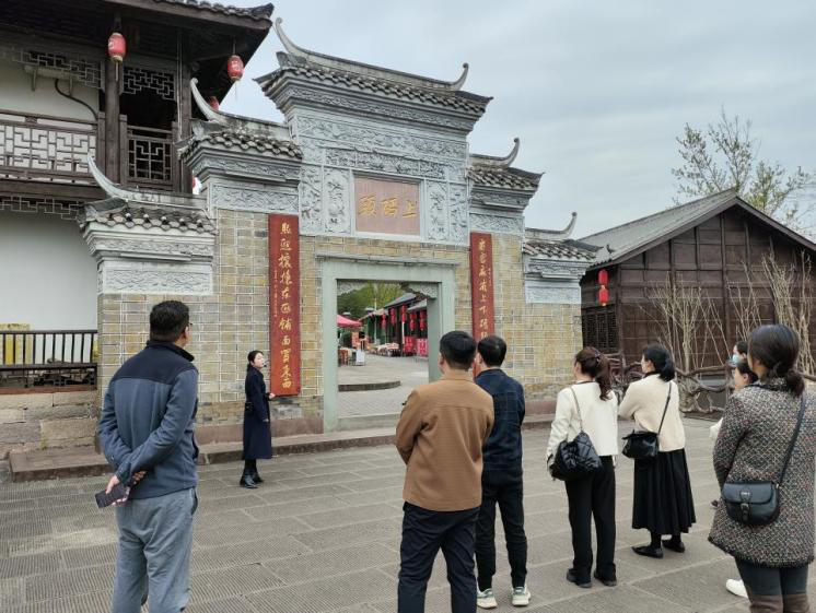 中共巴中市鑫匯金融服務(wù)有限公司機(jī)關(guān)聯(lián)合支部 開展“弘揚(yáng)好家風(fēng)·傳承好家訓(xùn)”主題黨日活動(dòng)